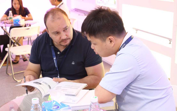 專注的光臣照明業務精英