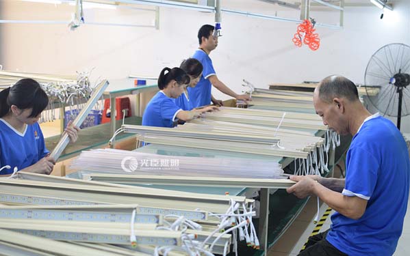 忙碌才是光臣 LED線條燈生產中
