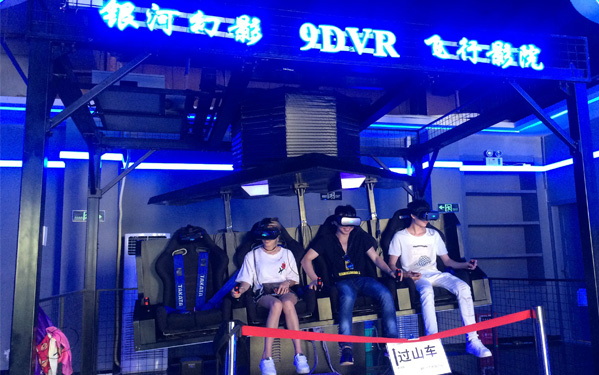 挑戰4D過山車的光臣伙伴們