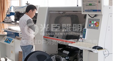 為了產品質量，光臣照明LED護欄管廠家選擇自主貼片